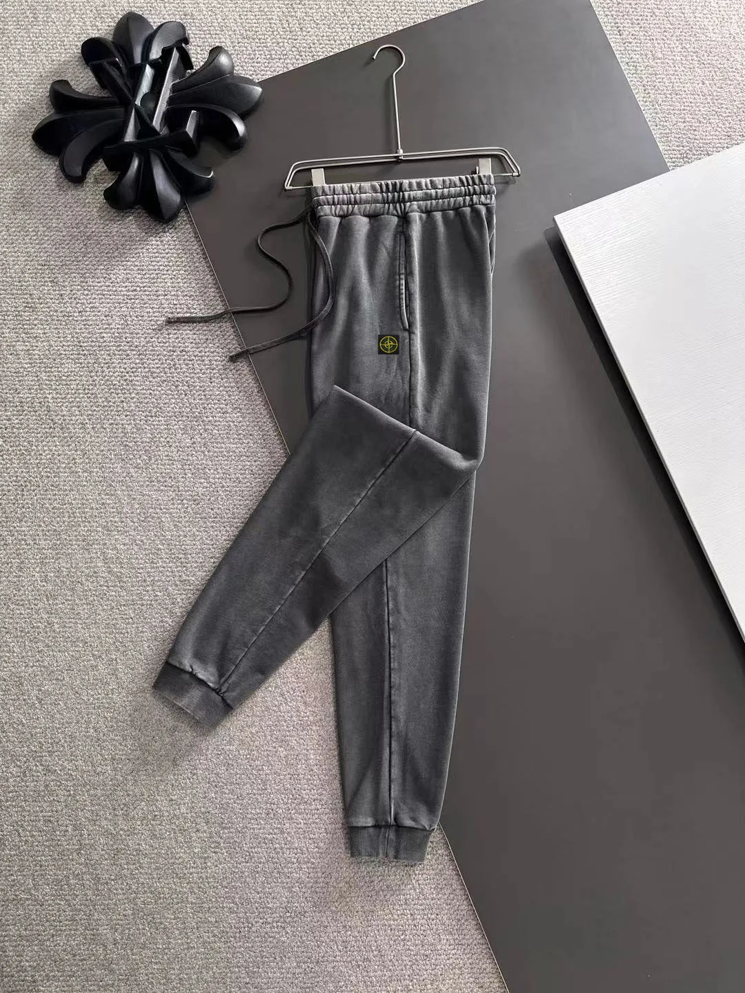 Next day shipment P360 Stone lsland/Stone Island Exclusively launches 25ss autumn and winter new high-quality trousers. Compare real-life details at will. Craftsmanship that ordinary small workshops cannot copy. Top-level ZP development. Unique imported fabric feel. Purely imported German machine production. Precision operation. Ten thousand needle density. A pair of trousers with rich details. You can see the development strength. A full set of new accessories are customized simultaneously. Simple yet elegant. Soft, delicate and comfortable. The upper body is versatile and fashionable. A perfect choice for autumn and winter. A must-have item. Loose fit. Please refer to the size chart when placing an order: S to XXL (or state your height and weight when placing an order)